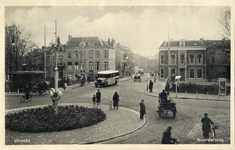 2905 Gezicht op de Noorderbrug over de Stadsbuitengracht te Utrecht met op de achtergrond de ingang van de Noorderstraat.